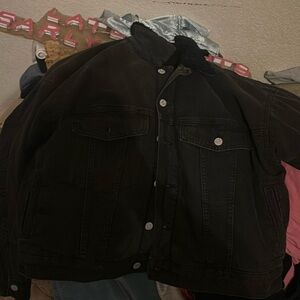 Medium denim jacket / fuzz inside / fashion nova